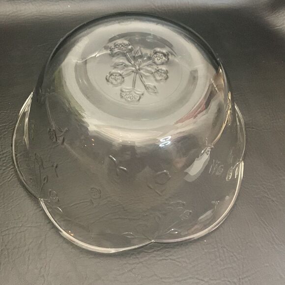 Savannah Style Vintage Flower Embossed Scalloped Serving Glass Bowl 4 Quart - Picture 5 of 7
